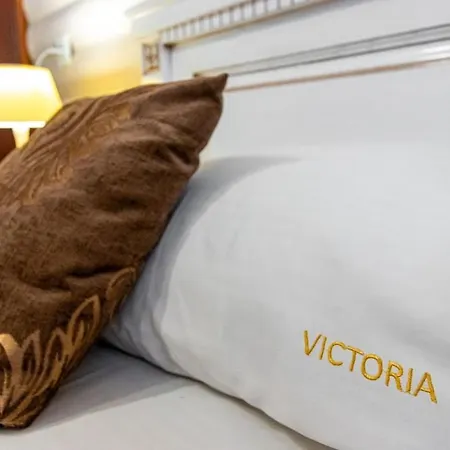 Victoria Hotel *