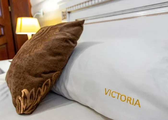 Victoria Hotel *